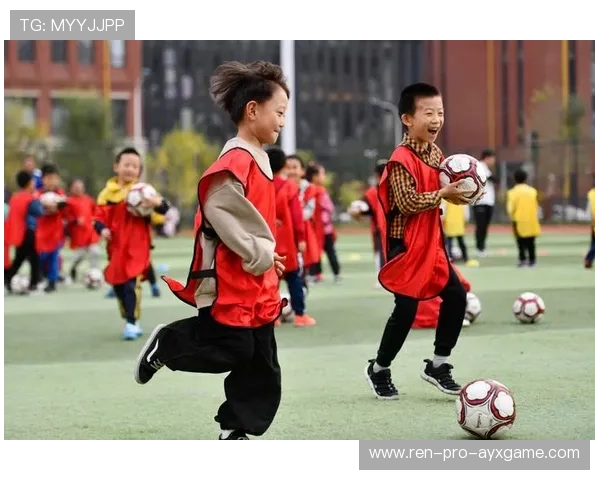 足球俱乐部在青训中强化教育保障并与学校建立双轨培养与升学对接 足球俱乐部在青训中强化教育保障并与学校建立双轨培养与升学对接